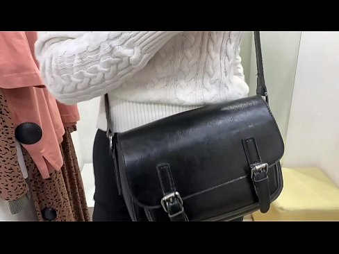 ❤️ Masturbasyon piblik nan jenn femèl FeralBerry ak yon gode nan sal la Fitting Porno fb nan nou ❌️❤